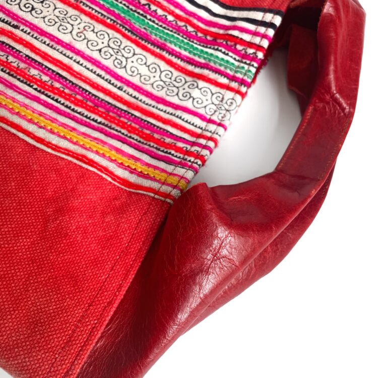 กระเป๋าแคนวาสผ้าม้ง ลายทางสีแดง