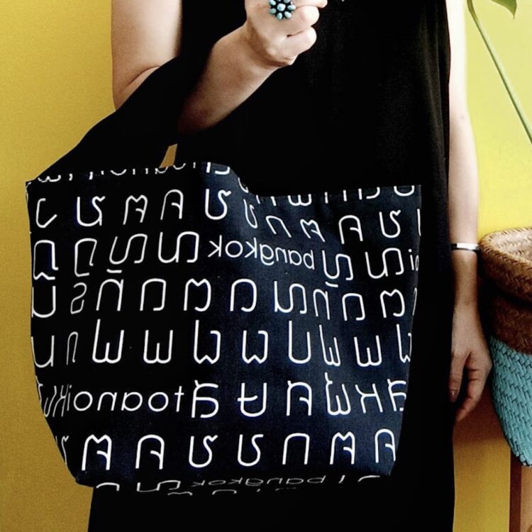 Large 2-Handle Tote Bag Thai Letter Print Black
