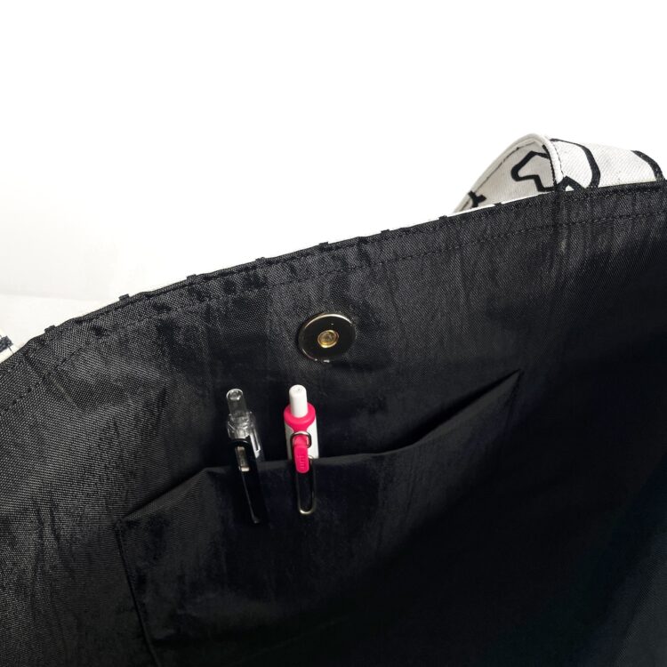 กระเป๋าสะพาย ลายไทยสีขาว