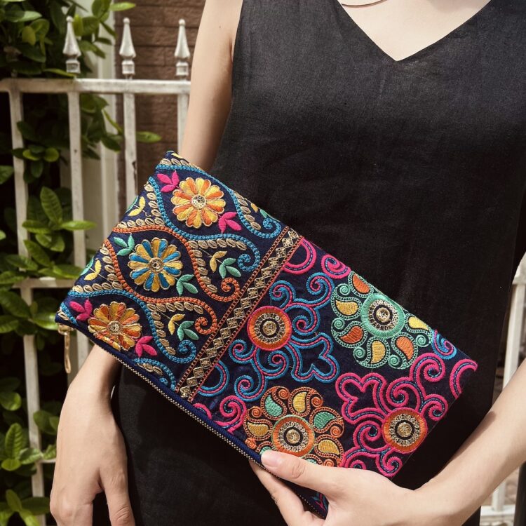 กระเป๋าคลัทช์ผ้าม้ง อากาศใบไม้ผลิ