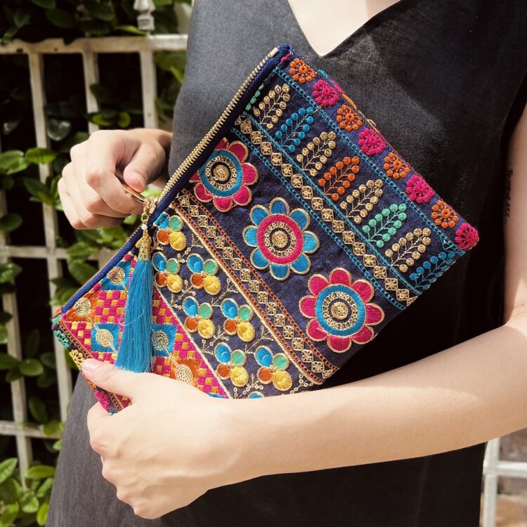กระเป๋าคลัทช์ผ้าม้ง ลายดอกไม้ศักดิ์สิทธิ์