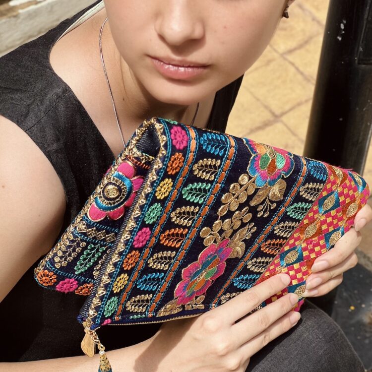 กระเป๋าคลัทช์ผ้าม้ง ลายดอกไม้ศักดิ์สิทธิ์