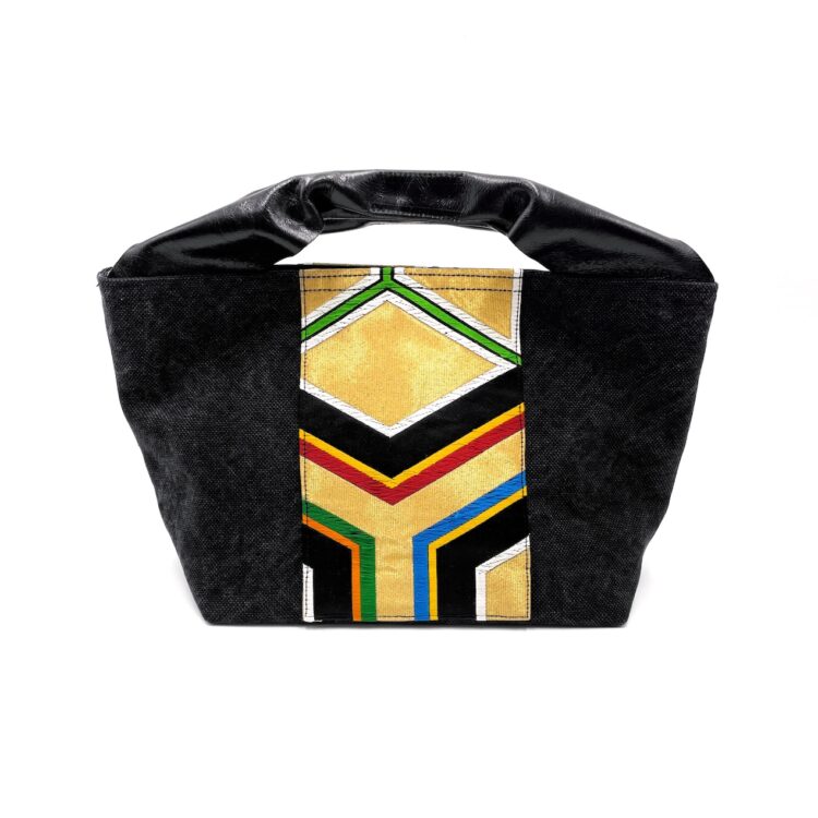 エレガントな魅力が光る、大きめキャンバス帯レザートート。