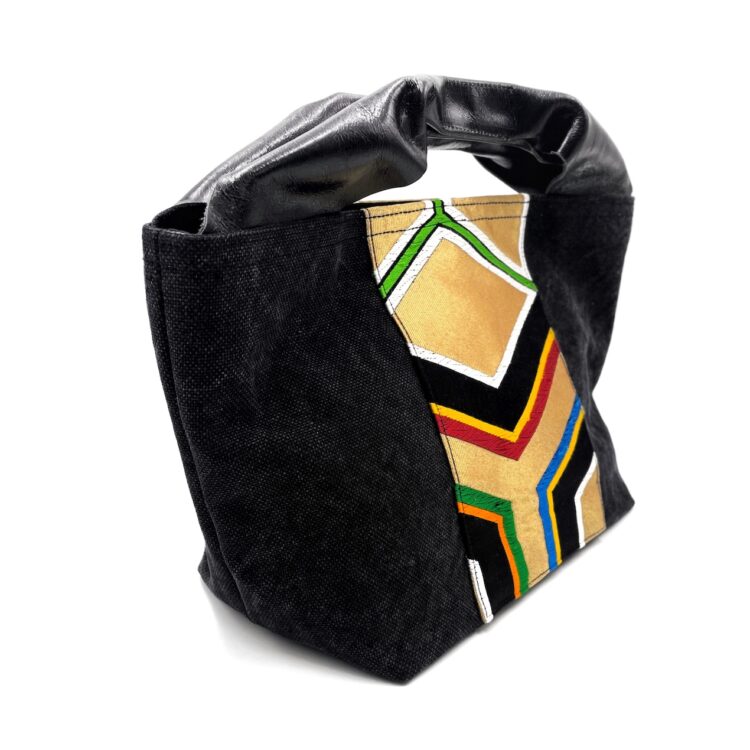 エレガントな魅力が光る、大きめキャンバス帯レザートート。